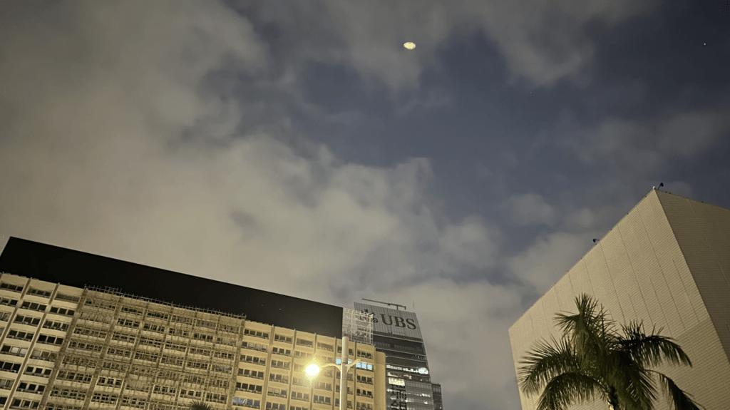 氣溫介乎17至23度。吹和緩偏東風，初時離岸風勢間中清勁。蔡楚輝攝