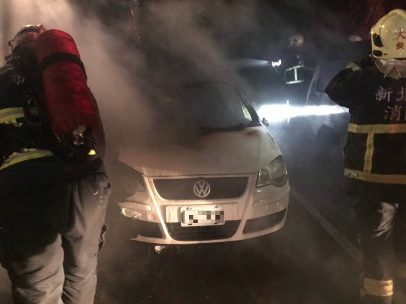 大火波及泊在旁邊的2輛私家車及1輛垃圾車。