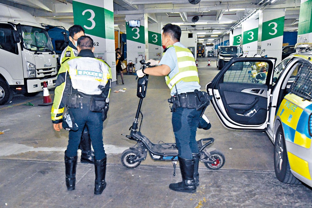警員檢走肇事電動滑板車。