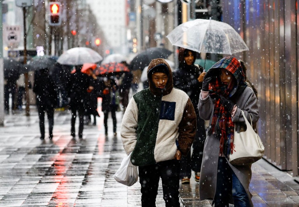 东京大雪打乱交通，图为东京银座街头。路透社