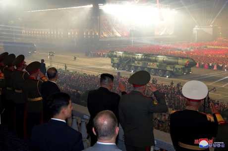 北韩阅兵仪式展示新式洲际弹道导弹。路透社