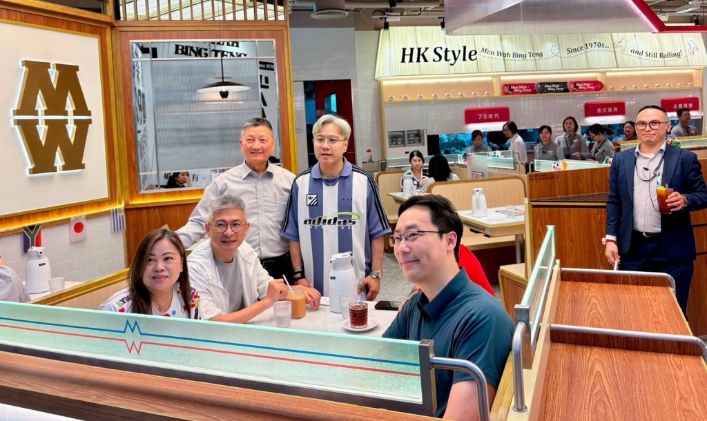羅淑佩連同副局長劉震、體育專員蔡健斌等人到茶餐廳用餐。羅淑佩FB圖片 羅淑佩連同副局長劉震、體育專員蔡健斌等人到茶餐廳用餐。羅淑佩FB圖片