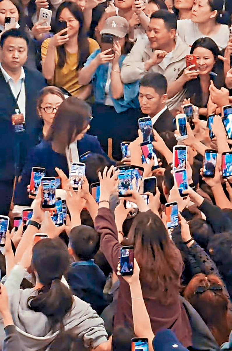 佘詩曼在內地宣傳時，被粉絲發力猛拉扯手臂。