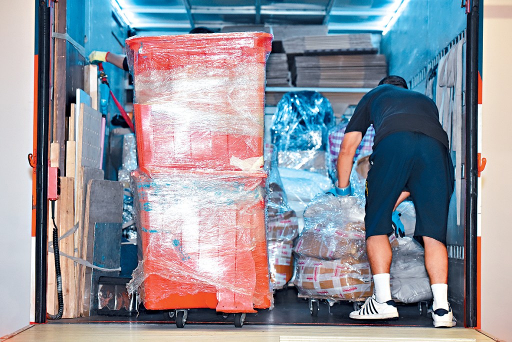 宏創方兩個單位內分別發現內有爆燃炸藥「火箭糖」和「閃粉」的玻璃瓶等爆炸品原材料。