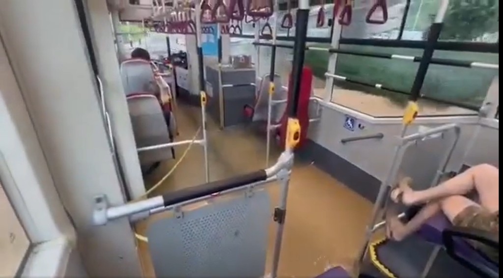 黃泥水湧入行駛中的巴士。澳門關注水浸討論區網民截圖