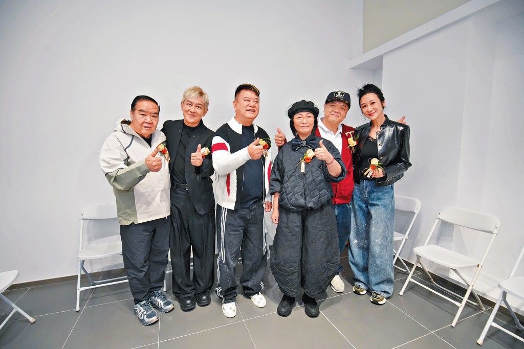 叻哥（左三）現身苑仔直播公司開幕儀式，為志偉離職送祝福。