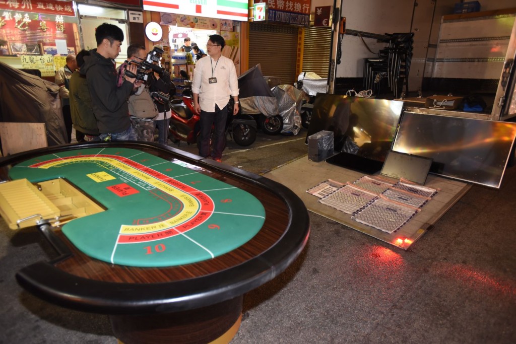 警方檢獲大批賭具。尹敬堂攝