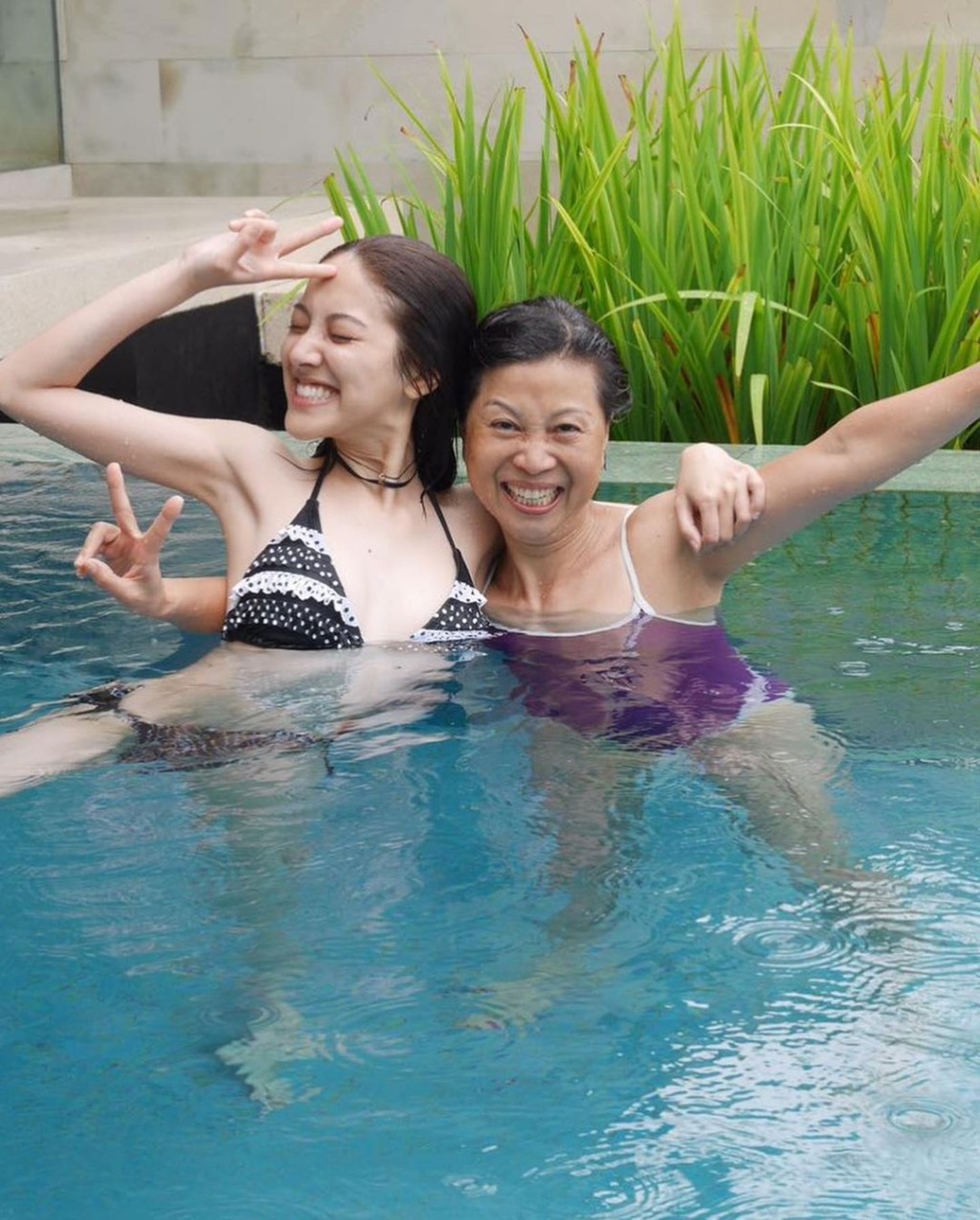 陳凱琳與媽媽穿上泳衣，同樣笑容滿面。