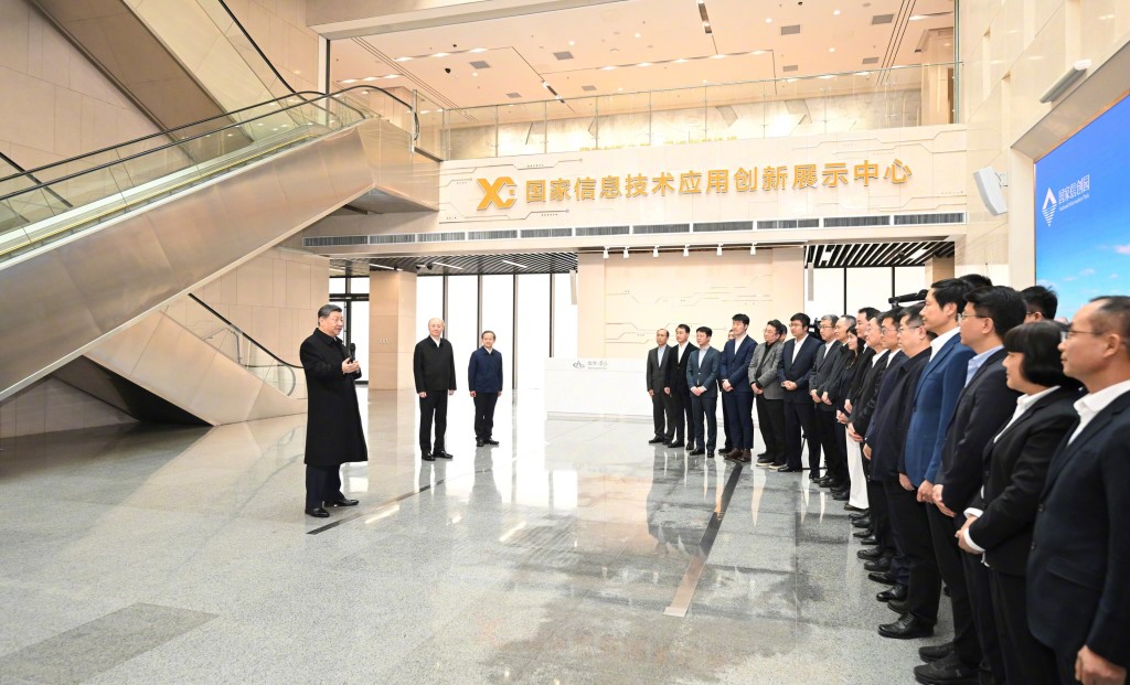 習近平在北京考察科技創新工作。《人民日報》