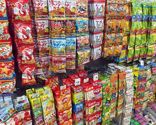 有小朋友在店內手多多將零食包裝扯爛。示意圖