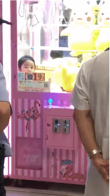 女童當時呆站在夾公仔機的洞內。網圖