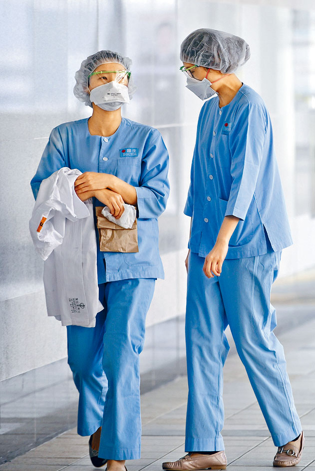 為加強院內感染控制，公立醫院員工每兩周需檢測一次。