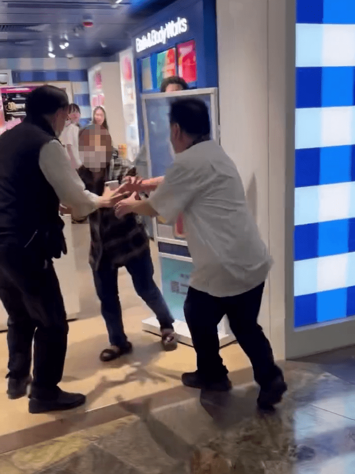 兩名相信是職員及保安的男子，將涉案婦人截停。Threads：lau_ki_ki