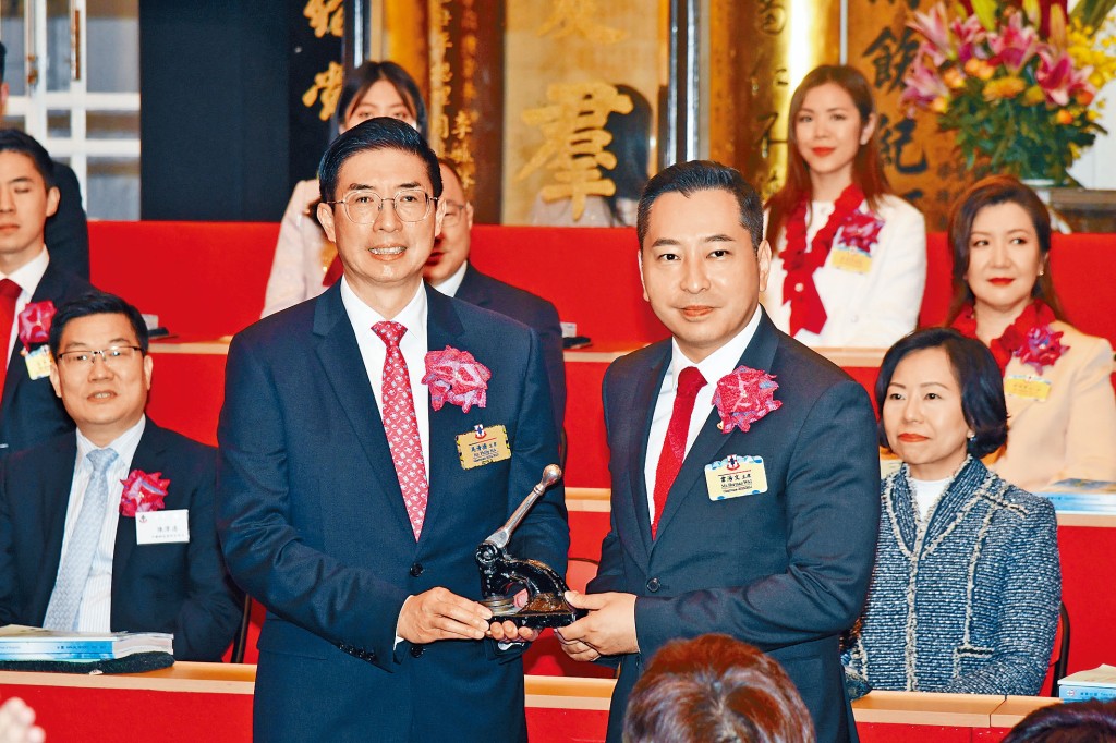 ■東華三院壬寅年董事局主席馬清揚移交契據及印信予癸卯年董事局主席韋浩文。