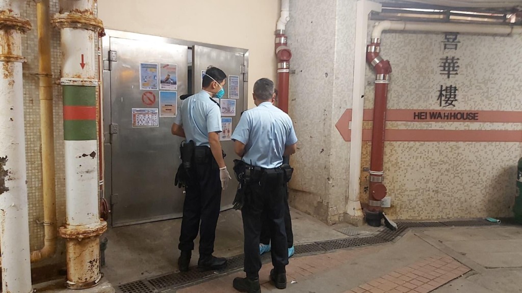 探員多次進出垃圾房調查。 探員多次進出垃圾房調查。