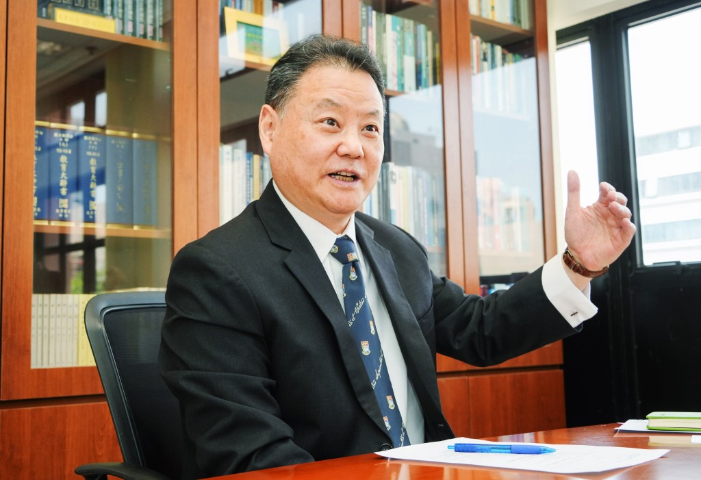 在2022年起担任院长的杨锐来自内地。