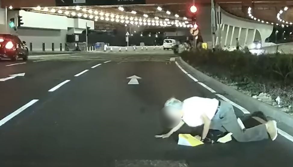 老翁手腳並用擬爬過馬路。轉載fb車cam L（香港群組）