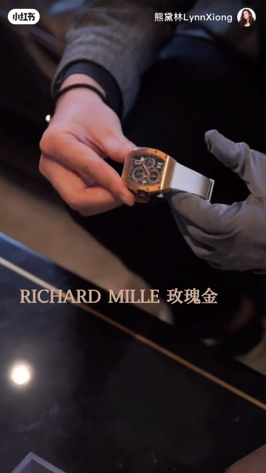见到Richard Mille RM 72-01玫瑰金手表，熊黛林立即双眼发光。