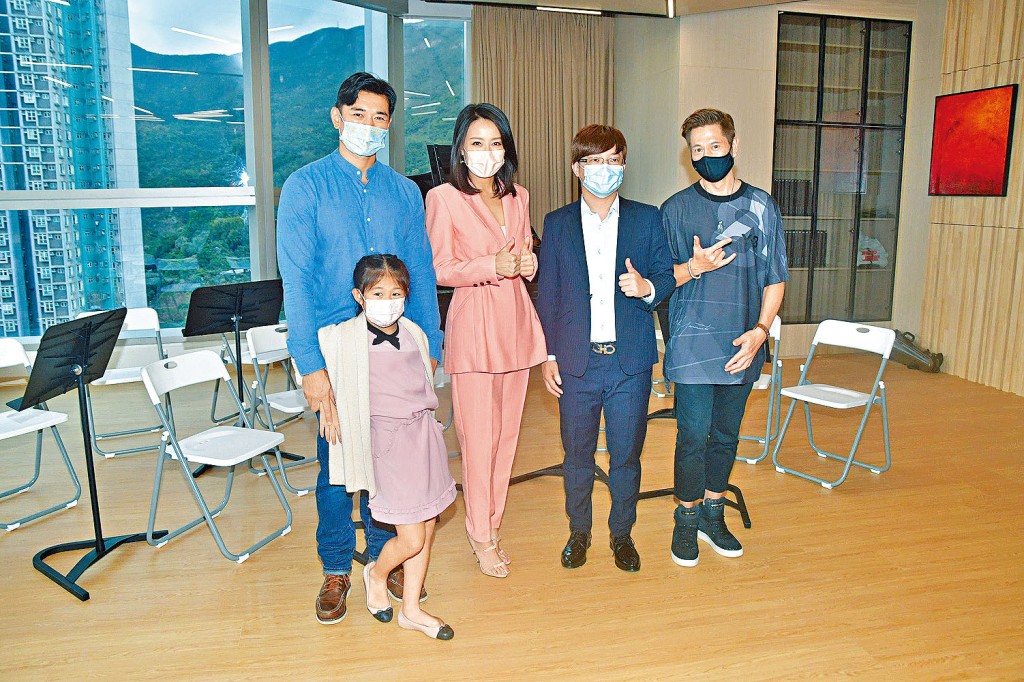 黃祥興（左一）帶同愛女，與陳倩揚、雷有輝（右一）齊出席活動。
