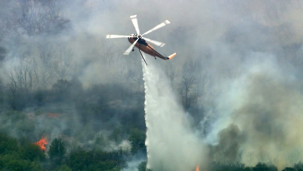 直升機協助撲救在德克薩斯州帕洛平託縣的一場山火。AP