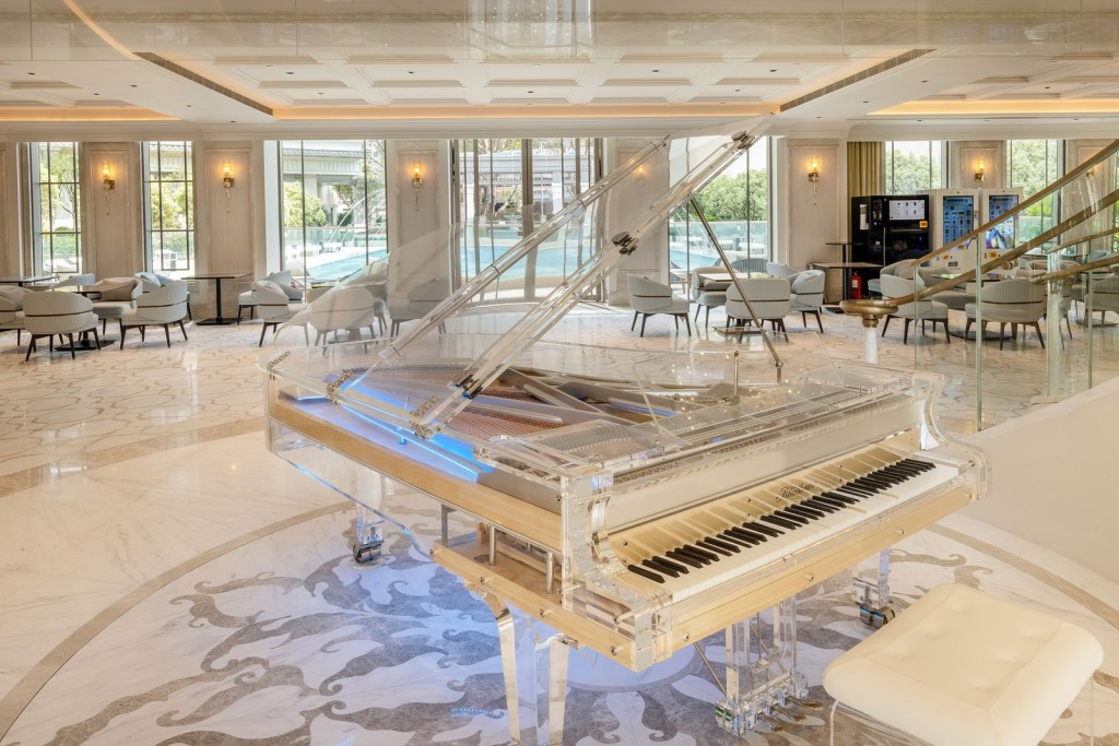 德国著名钢琴品牌Bluthner的水晶三角钢琴令奢华的会所大堂更具气派。