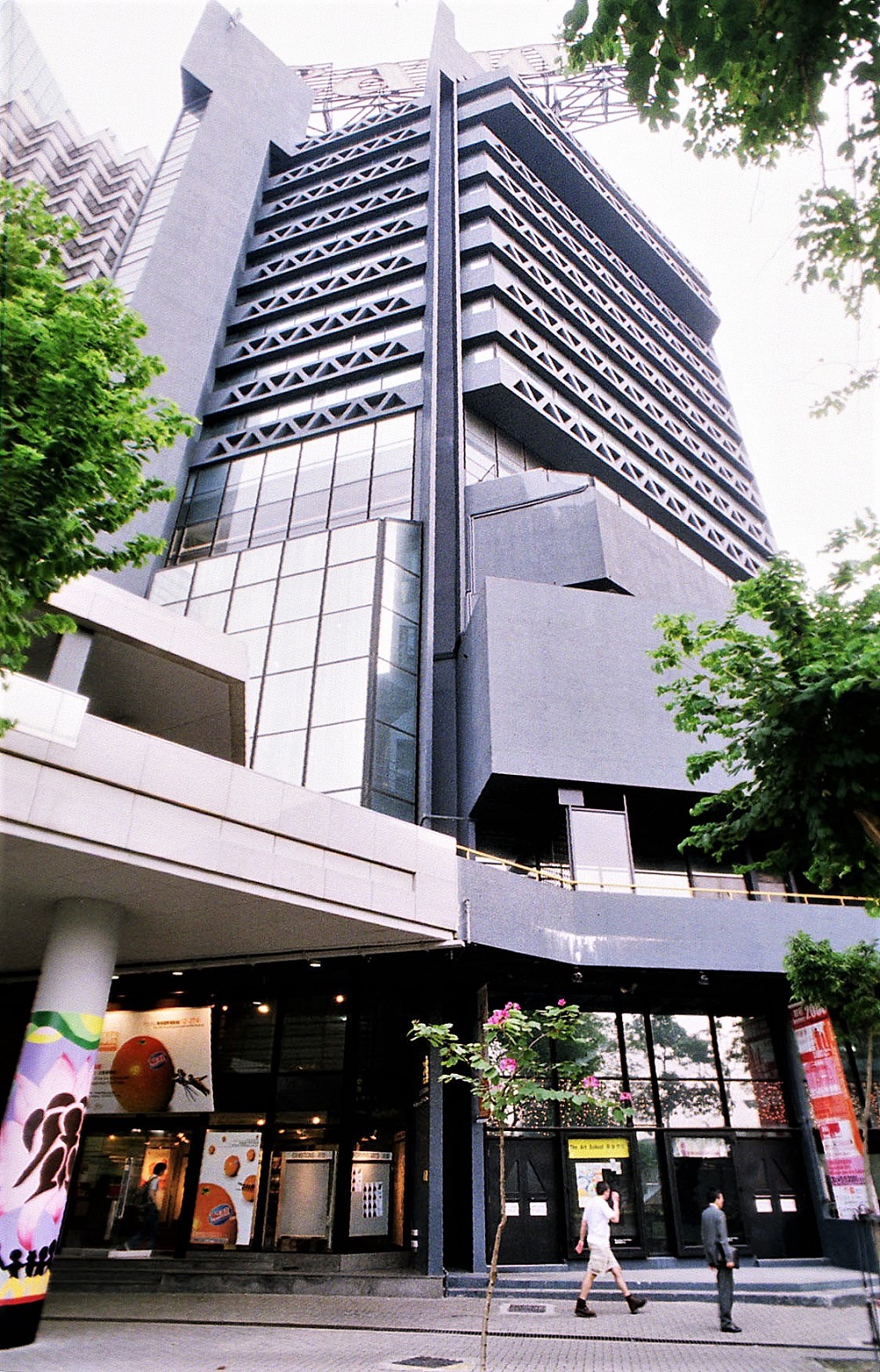 何弢設計的香港藝術中心。資料圖片