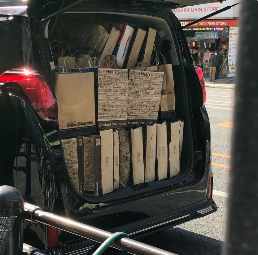 Metal Build EVA初號機模型開售,有傳中國排隊黨搶購載滿客貨車車箱。(網圖)