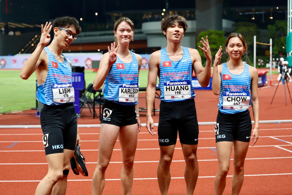 男女子4x400米混合接力賽：香港組合包括第一棒的林皓壹（左起）、第二棒的徐穎恩、第三棒的黃佑楠及第四棒的鄒子蕎合力以香港最佳時間的3分31秒28位列第5名。徐嘉華攝