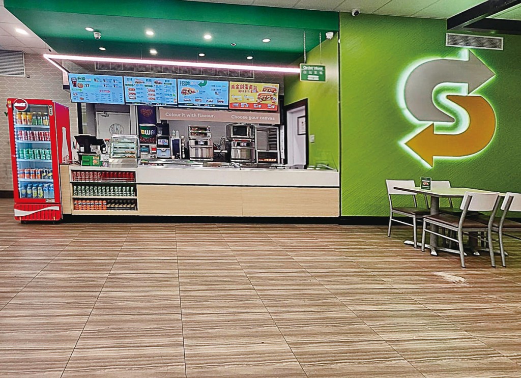 ■目前Subway在港澳區共設有44間分店,網絡覆蓋廣泛。是次合作將結合雙方各自領域的優勢,進一步強化市場競爭力。 ■目前Subway在港澳區共設有44間分店,網絡覆蓋廣泛。是次合作將結合雙方各自領域的優勢,進一步強化市場競爭力。