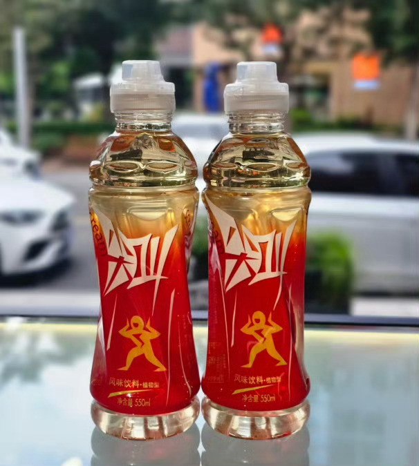 「紅色尖叫」曾被消費者形容為最難喝飲品。微博@愛數碼的仙女醬