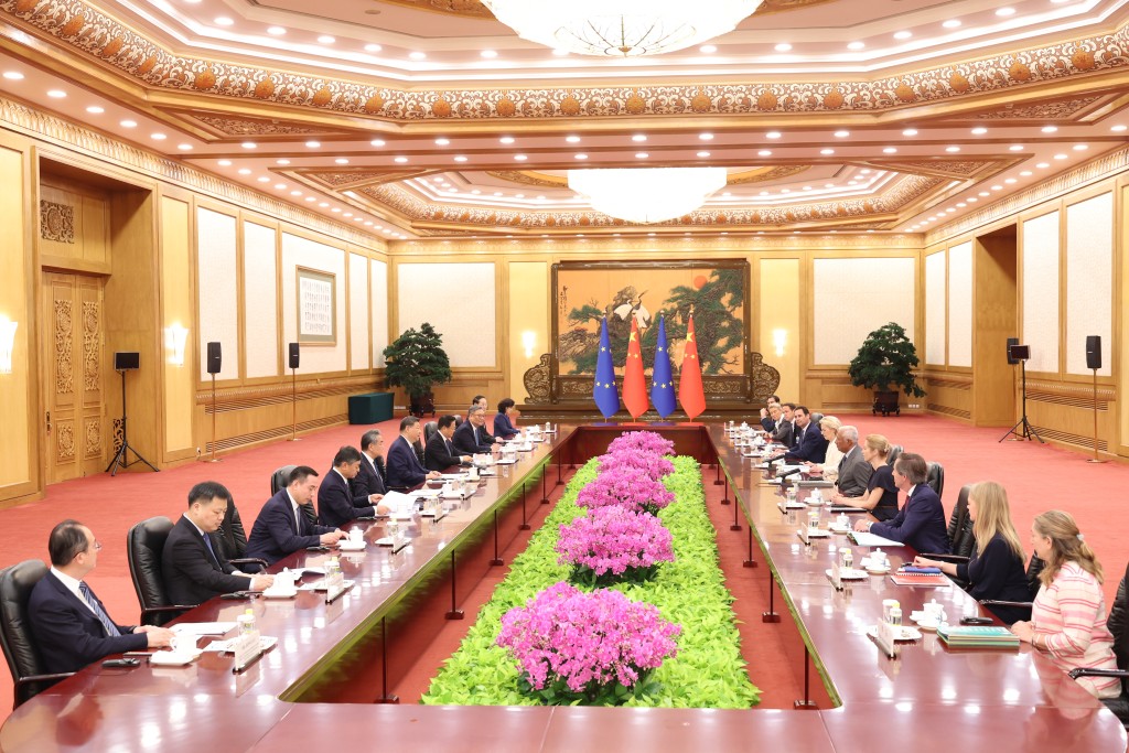 習近平晤科斯塔和馮德萊恩。中新社 習近平晤科斯塔和馮德萊恩。中新社