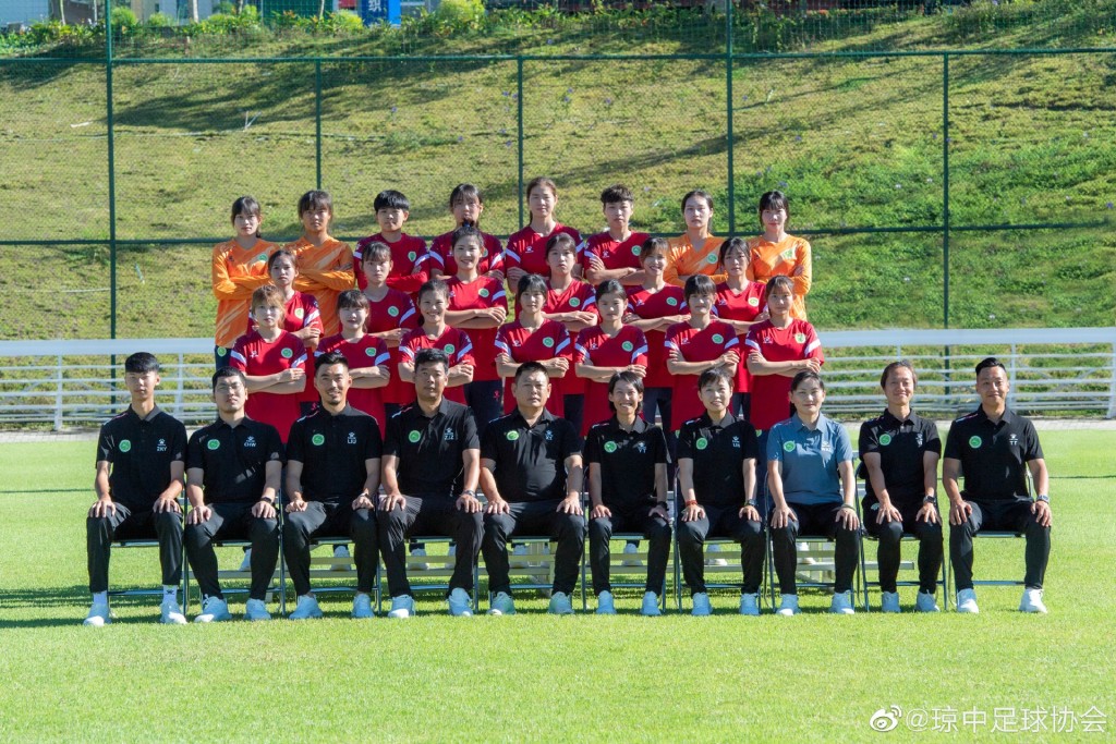 陳婉婷(前排右五)領軍升班，達成其出任主帥的第一個目標。網上圖片