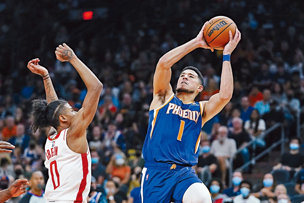 ■布卡（右）攻入廿七分，助太陽擊敗火箭。