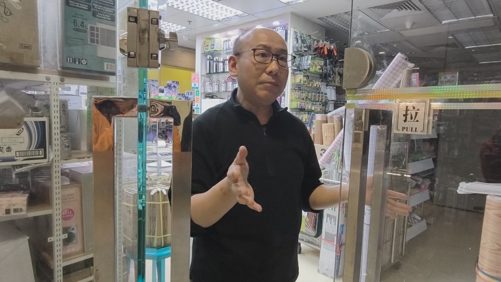 家品店負責人蘇先生形容當時的情況猶如瀑布一樣，非常誇張。