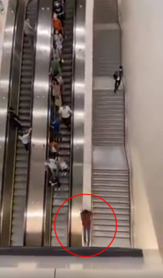 男子在港铁南昌站一扶手梯台多次做出危险动作。
