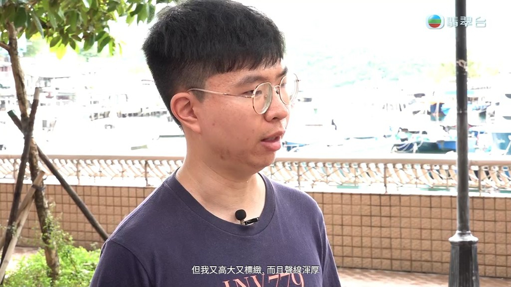 何先生今年30歲。