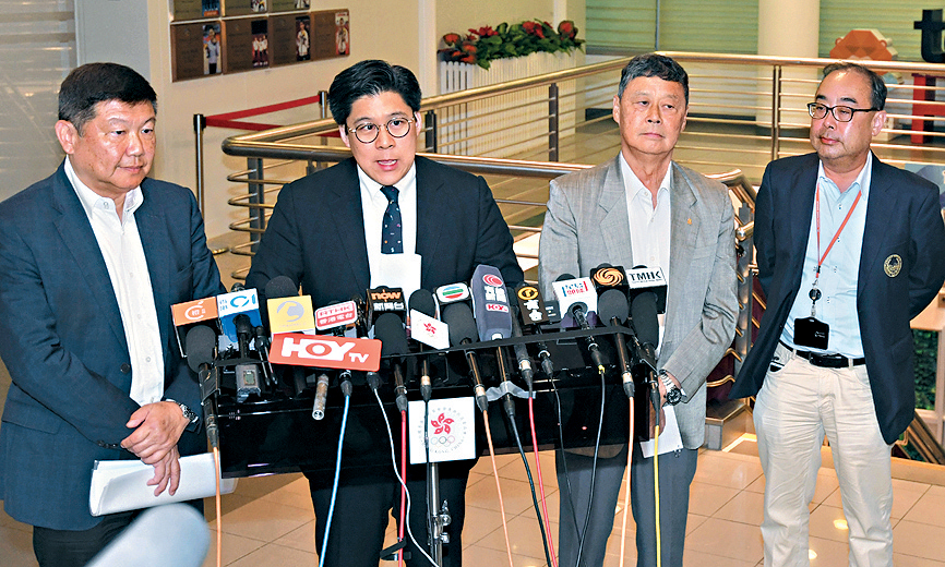港協副會長兼立法會議員霍啟剛(左二)於9月底指,港協機構管治部門已完成撰寫手冊。
