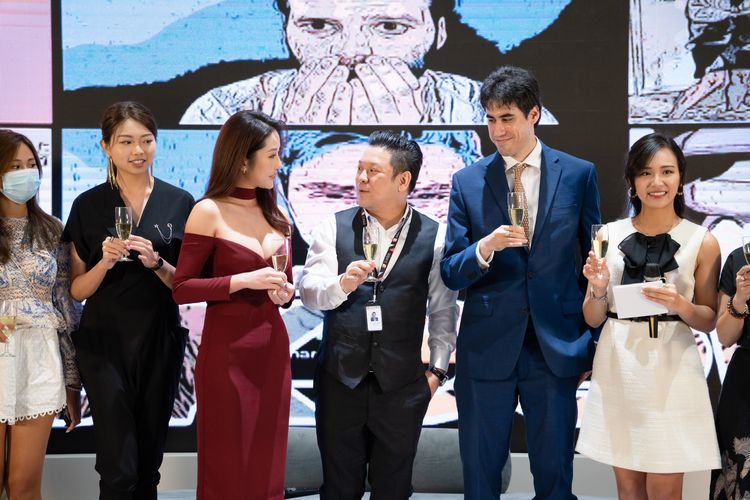 Anita身材火辣，搞到旁邊外籍男士都忍唔住偷𥄫！
