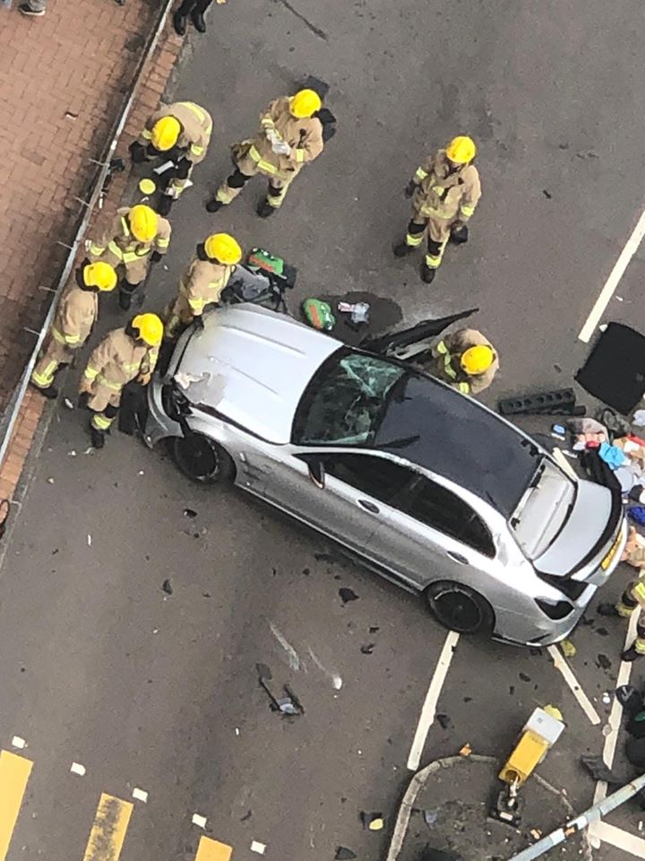 消防到場將車扶正。圖：網民Ju Belli‎香港突發事故報料區