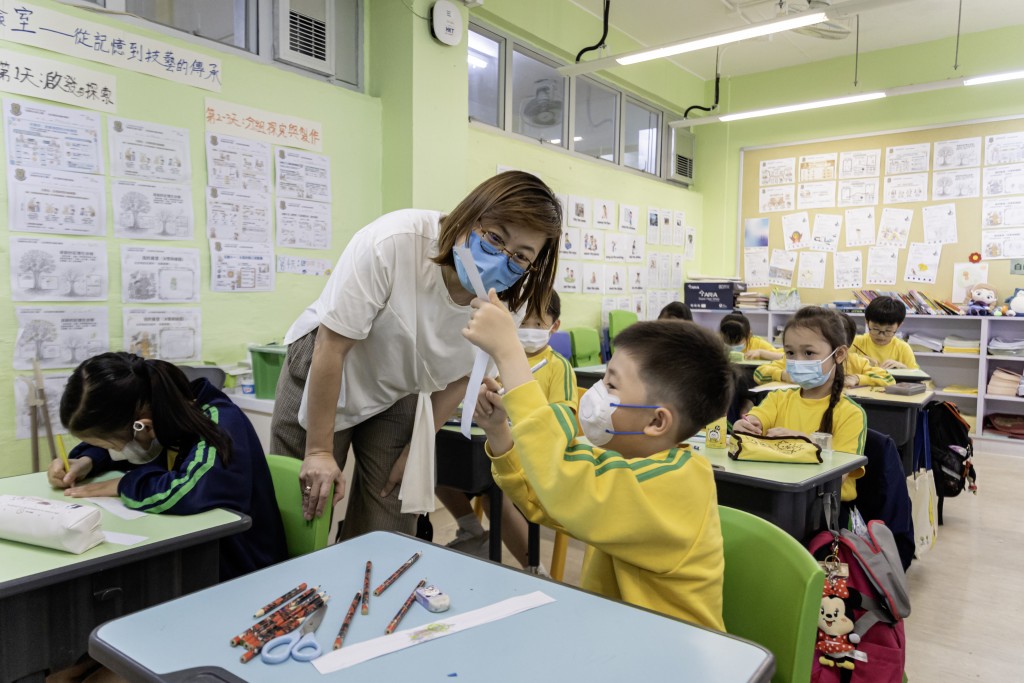 萧校长每日在两所校舍间穿梭，务求能够兼顾所有年级的学生。（图片来源：受访者提供）