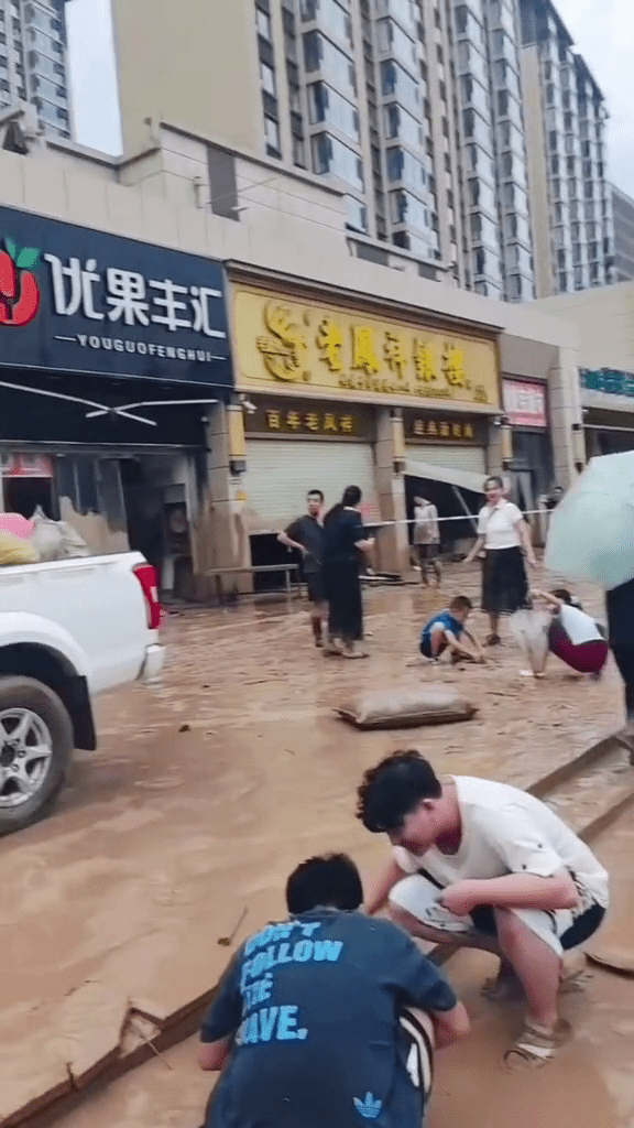 老鳳祥金店門前,民眾在附近「淘金」。 老鳳祥金店門前,民眾在附近「淘金」。