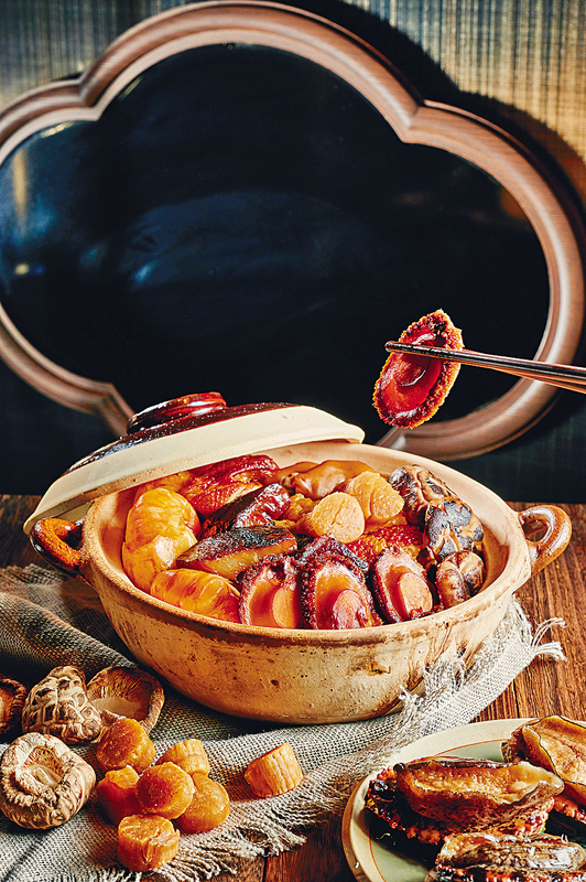 南海獻瑞盆菜 	順德烹法炮製的南海盆菜，有鮮美鮑魚、瑤柱、海參及花菇等高質海味，鮮味無比。