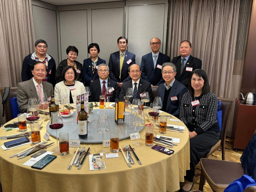 現場相片可見，大螢幕打出哀悼宏福苑大火英勇殉職消防員何偉豪的字樣。