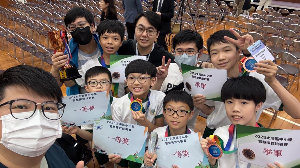 聖公會李兆強小學致力讓學生在熟練掌握未來關鍵技能的同時,也能建立正確的科技倫理與批判性思維。 聖公會李兆強小學致力讓學生在熟練掌握未來關鍵技能的同時,也能建立正確的科技倫理與批判性思維。