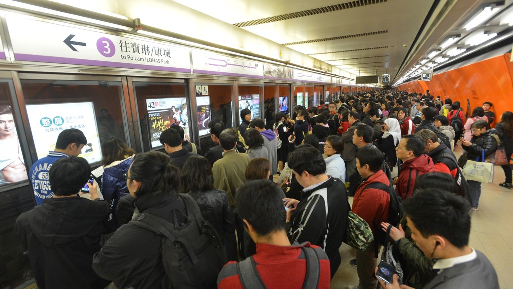 將軍澳區近年人口急增，有議員指接獲居民反映，乘搭港鐵時車廂愈見擠迫。 資料圖片