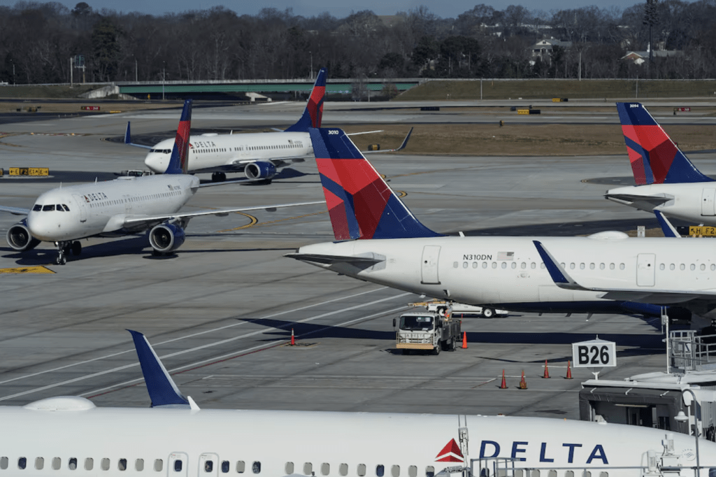 達美航空一架（Delta Air Lines）波音757客機在亞特蘭大機場拆卸輪胎時，輪胎竟然發生爆炸，造成2死1傷。路透社資料圖片