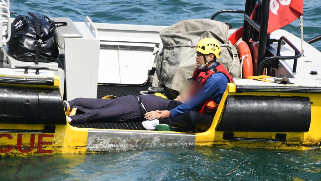跳海女子由消防艇救起。梁國峰攝