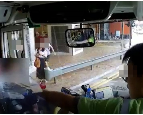 車長反駁大媽「你揼低咗你自己友呀」。影片截圖