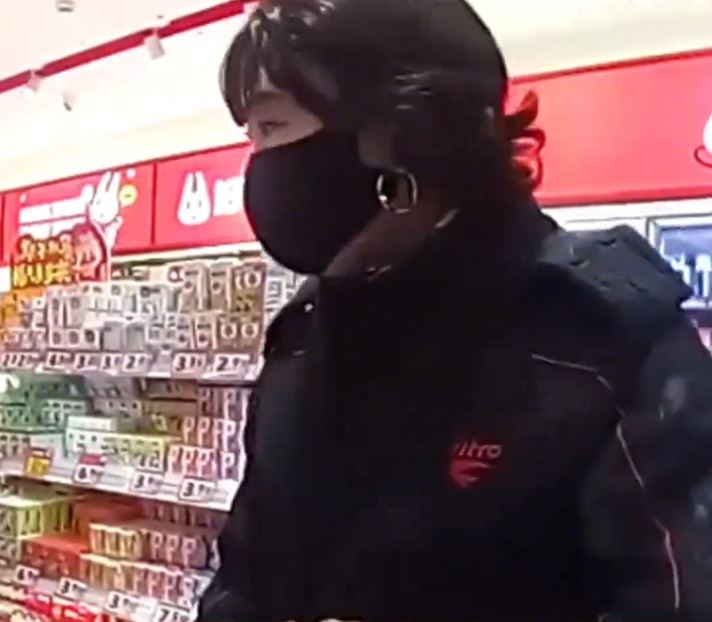 吉林7旬老翁扮女人零元购被捕。抖音＠延边广播电视台