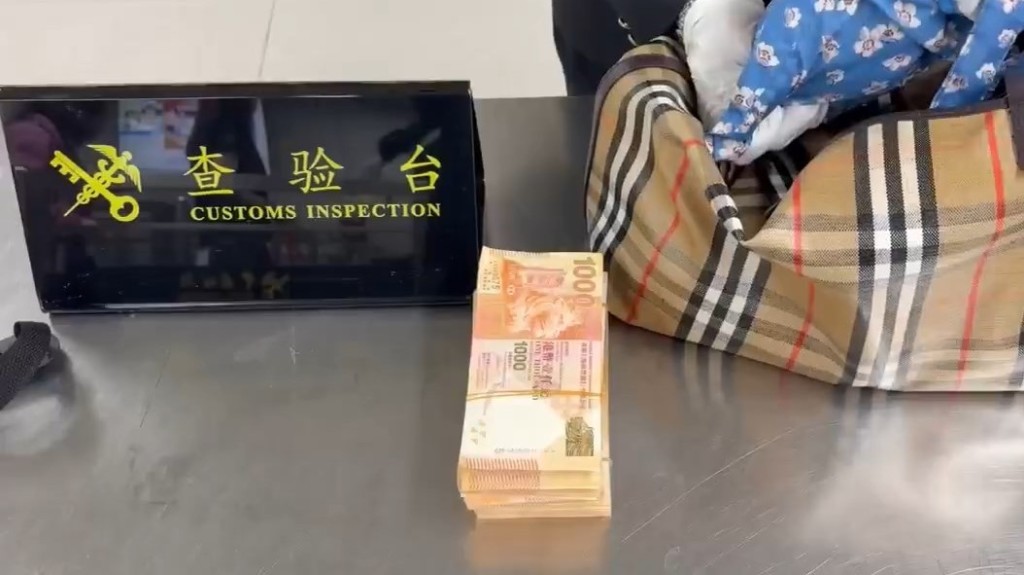 女子著大褛南下违规携70万港币,罗湖口岸急脚过关被截。海关发布 女子著大褛南下违规携70万港币,罗湖口岸急脚过关被截。海关发布